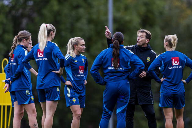 261011 Head coach Tony Gustavsson of Sweden during a training session on October 11, 2026, in Stockholm. Photo by Caisa Rasmussen, BILDBYRAN COP 353 CR0079: soccer, football, fotball, training, practice, Sweden, women s soccer Copyright: CAISAxRASMUSSEN BB261011CR048