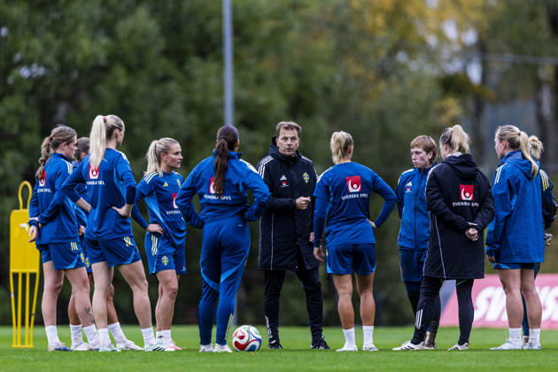261011 Head coach Tony Gustavsson of Sweden during a training session on October 11, 2026, in Stockholm. Photo by Caisa Rasmussen, BILDBYRAN COP 353 CR0079: soccer, football, fotball, training, practice, Sweden, women s soccer Copyright: CAISAxRASMUSSEN BB261011CR049