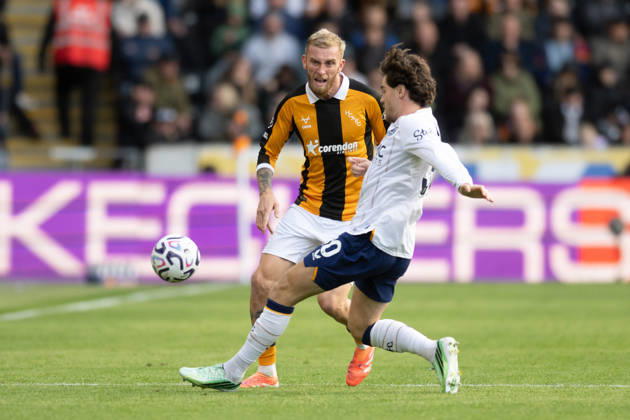 Hull City v Everton Premier League Oliver McBurnie of Hull City with a pass ahead of an Everton player during the Premier League match between Hull City and Everton at the MKM Stadium, Hull. 11 10 2026 UK Newspapers OUT Copyright: xMattxWilkinsonx FIL-24041-0163