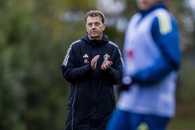 261011 Head coach Tony Gustavsson of Sweden during a training session on October 11, 2026, in Stockholm. Photo by Caisa Rasmussen, BILDBYRAN COP 353 CR0079: soccer, football, fotball, training, practice, Sweden, women s soccer Copyright: CAISAxRASMUSSEN BB261011CR052