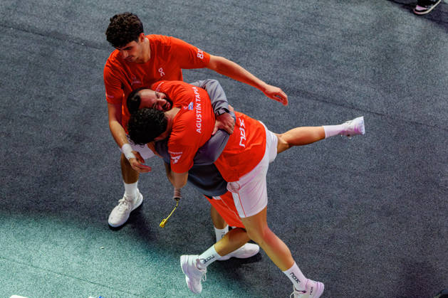 DÜSSELDORF, GERMANY - 11 OCTOBER 2026: Image shows the victory celebration of Arturo Coello (ESP) and Agustin Tapia (ARG) with Coach Martin Canali during CUPRA Germany Premier Padel P2 2026 Day 8: Finals at CASTELLO Düsseldorf on 11 10 2026 in Düsseldorf, Germany. Germany Copyright: xFröhlichxPascalx