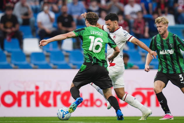 Milan s Goncalo Ramos fights for the ball with Sassuolo™s Fedde Leysen during the Serie A soccer match between Sassuolo and Milan at the Mapei Stadium in Reggio Emilia, north Italy - Sunday, October 11, 2026 - Copyright: xMassimoxPaolone LaPressex