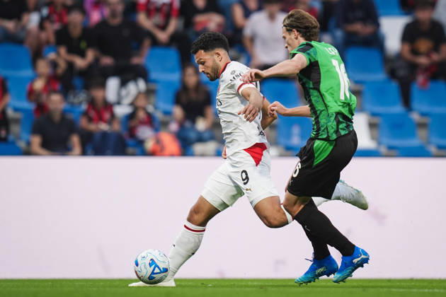 Milan s Goncalo Ramos fights for the ball with Sassuolo™s Fedde Leysen during the Serie A soccer match between Sassuolo and Milan at the Mapei Stadium in Reggio Emilia, north Italy - Sunday, October 11, 2026 - Copyright: xMassimoxPaolone LaPressex