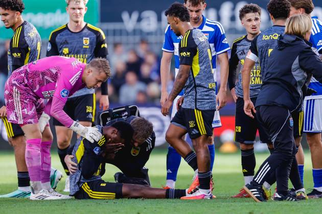 ZWOLLE , 11-10-2026 , MAC3park stadion , season 2026 2027 , Dutch Eredivisie football , match between PEC Zwolle and SC Cambuur , picture shows SC Cambuur Goalkeeper Thijs Jansen, SC Cambuur player Jamal Amofa PEC - Cambuur  x208176816x Copyright: