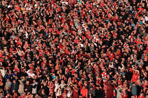 Liverpool gegen Manchester City, 11. Oktober 2026, Premier League, Liverpool gegen Manchester City, Liverpool-Fans in der tief stehenden Nachmittagssonne, Foto: Simon Stacpoole, Offside Liverpool, Großbritannien Copyright: xSimonxStacpoolexOffside