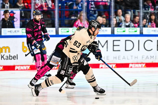 Luis Schinko of the Grizzlys Wolfsburg (63) shoots on the goal defended by Hendrik Hane of the Iserlohn Roosters (32), GER, Iserlohn Roosters vs. Grizzlys Wolfsburg, ice hockey, Penny DEL, Matchday 8, 2026–2027 season, October 11, 2026, GER, Iserlohn Roosters vs. Grizzlys Wolfsburg, Ice Hockey, Penny DEL, Matchday 8, 2026–2027 Season, October 11, 2026, Iserlohn Copyright: xJonasxBrockmann Eibner-Pressefotox EP_JBN