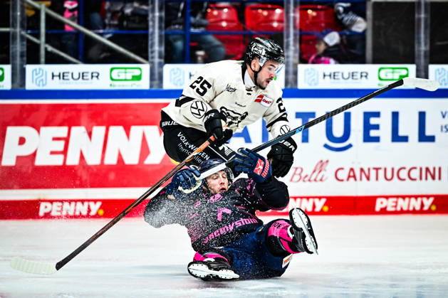 Robin Norell, Iserlohn Roosters, 56; Robin Veber, Grizzlys Wolfsburg, 25, GER, Iserlohn Roosters vs. Grizzlys Wolfsburg, ice hockey, Penny DEL, Matchday 8, 2026–2027 season, October 11, 2026, GER, Iserlohn Roosters vs. Grizzlys Wolfsburg, Ice Hockey, Penny DEL, Matchday 8, 2026–2027 Season, October 11, 2026, Iserlohn Copyright: xJonasxBrockmann Eibner-Pressefotox EP_JBN