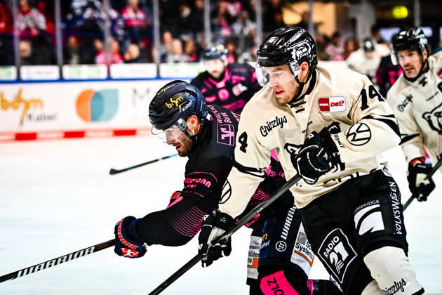Les Lancaster Grizzlys Wolfsburg, 74 Justin Scott Iserlohn Roosters, 20, GER, Iserlohn Roosters vs. Grizzlys Wolfsburg, Ice Hockey, Penny DEL, Matchday 8, 2026–2027 Season, October 11, 2026, GER, Iserlohn Roosters vs. Grizzlys Wolfsburg, Ice Hockey, Penny DEL, Matchday 8, 2026–2027 Season, October 11, 2026, Iserlohn Copyright: xJonasxBrockmann Eibner-Pressefotox EP_JBN
