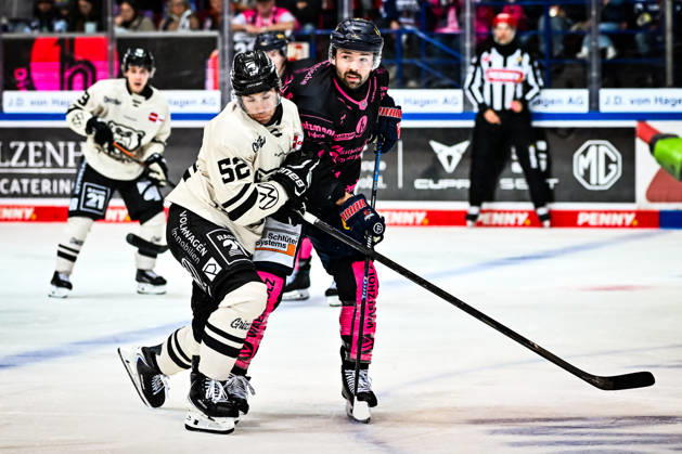 Mac Hollowell, Iserlohn Roosters, 81; Sven Ziegler, Grizzlys Wolfsburg, 52; GER; Iserlohn Roosters vs. Grizzlys Wolfsburg; ice hockey; Penny DEL; Matchday 8; 2026–2027 season; October 11, 2026, GER, Iserlohn Roosters vs. Grizzlys Wolfsburg, Ice Hockey, Penny DEL, Matchday 8, 2026–2027 Season, October 11, 2026, Iserlohn Copyright: xJonasxBrockmann Eibner-Pressefotox EP_JBN
