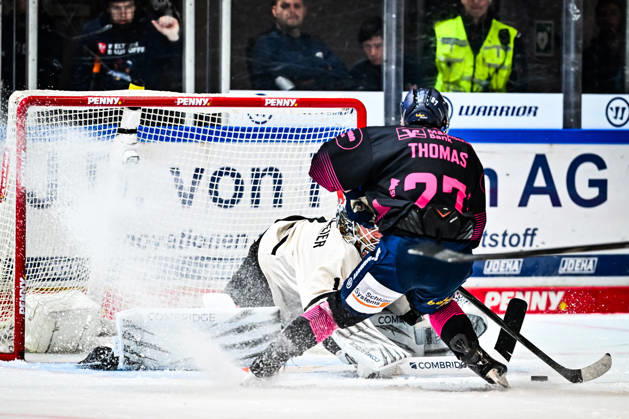 Christian Thomas, Iserlohn Roosters, 27; Dustin Strahlmeier, Grizzlys Wolfsburg, 1; GER; Iserlohn Roosters vs. Grizzlys Wolfsburg; Ice Hockey; Penny DEL; Matchday 8; 2026–2027 Season; October 11, 2026, GER, Iserlohn Roosters vs. Grizzlys Wolfsburg, Ice Hockey, Penny DEL, Matchday 8, 2026–2027 Season, October 11, 2026, Iserlohn Copyright: xJonasxBrockmann Eibner-Pressefotox EP_JBN