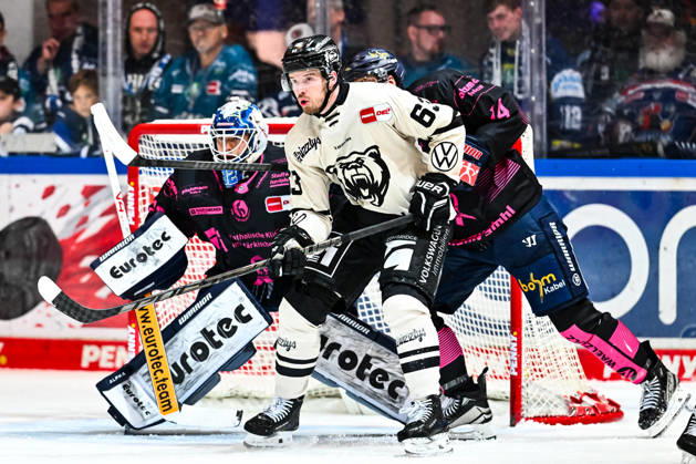 Luis Schinko, Grizzlys Wolfsburg, 63; Hendrik Hane, Iserlohn Roosters, 32, GER, Iserlohn Roosters vs. Grizzlys Wolfsburg, Ice Hockey, Penny DEL, Matchday 8, 2026–2027 Season, October 11, 2026, GER, Iserlohn Roosters vs. Grizzlys Wolfsburg, Ice Hockey, Penny DEL, Matchday 8, 2026–2027 Season, October 11, 2026, Iserlohn Copyright: xJonasxBrockmann Eibner-Pressefotox EP_JBN