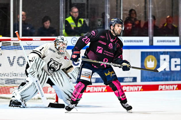 Justin Scott, Iserlohn Roosters, 20; Dustin Strahlmeier, Grizzlys Wolfsburg, 1; GER; Iserlohn Roosters vs. Grizzlys Wolfsburg; Ice Hockey; Penny DEL; Matchday 8; 2026–2027 Season; October 11, 2026, GER, Iserlohn Roosters vs. Grizzlys Wolfsburg, Ice Hockey, Penny DEL, Matchday 8, 2026–2027 Season, October 11, 2026, Iserlohn Copyright: xJonasxBrockmann Eibner-Pressefotox EP_JBN
