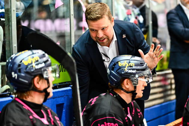 Jannu Kujala, Co-Coach, Assistant Coach, Performance Coach, Iserlohn Roosters; Emil Johansson, Iserlohn Roosters, 57; Mac Hollowell, Iserlohn Roosters, 81, GER, Iserlohn Roosters vs. Grizzlys Wolfsburg, Ice Hockey, Penny DEL, Matchday 8, 2026–2027 Season, October 11, 2026, GER, Iserlohn Roosters vs. Grizzlys Wolfsburg, Ice Hockey, Penny DEL, Matchday 8, 2026–2027 Season, October 11, 2026, Iserlohn Copyright: xJonasxBrockmann Eibner-Pressefotox EP_JBN