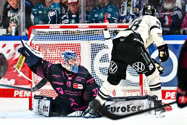 Hendrik Hane, Iserlohn Roosters, 32, goal celebration, Celebration, Joy from goal scorer Tyler Gaudet, Grizzlys Wolfsburg, 58, GER, Iserlohn Roosters vs. Grizzlys Wolfsburg, Ice Hockey, Penny DEL, Matchday 8, 2026–2027 Season, October 11, 2026, GER, Iserlohn Roosters vs. Grizzlys Wolfsburg, ice hockey, Penny DEL, Matchday 8, 2026–2027 season, October 11, 2026, Iserlohn Copyright: xJonasxBrockmann Eibner-Pressefotox EP_JBN