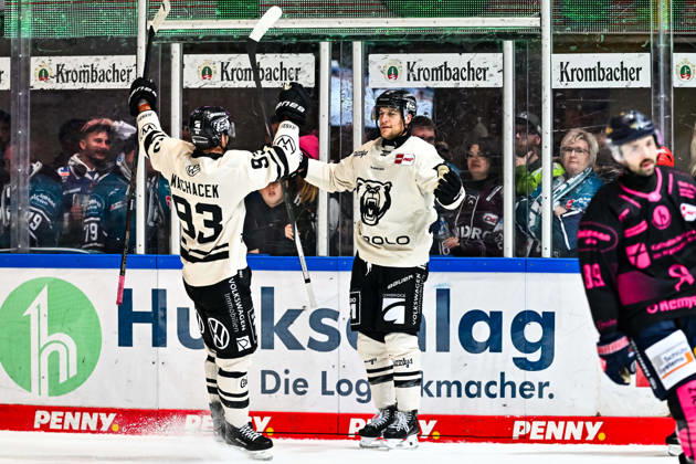 Goal celebration, Celebration, Joy for goal scorer Tyler Gaudet, Grizzlys Wolfsburg, 58 Spencer Machacek, Grizzlys Wolfsburg, 93, GER, Iserlohn Roosters vs. Grizzlys Wolfsburg, Ice Hockey, Penny DEL, Matchday 8, 2026–2027 Season, October 11, 2026, GER, Iserlohn Roosters vs. Grizzlys Wolfsburg, ice hockey, Penny DEL, Matchday 8, 2026–2027 season, October 11, 2026, Iserlohn Copyright: xJonasxBrockmann Eibner-Pressefotox EP_JBN