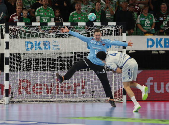 GER HBL 2026–2027 Season: Füchse Berlin vs. TBV Lemgo, October 11, 2026, MAX SCHMELING HALLE, Berlin; Samuel ZEHNDER of TBV Lemgo Lippe scores a penalty throw against Andreas PALICKA of Füchse Berlin, 12