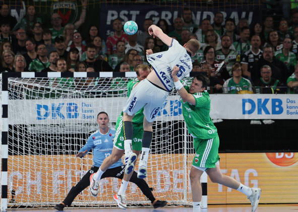 GER HBL 2026–2027 Season: Füchse Berlin vs. TBV Lemgo, October 11, 2026, MAX SCHMELING HALLE, Berlin; Fredrik SIMAK (Füchse Berlin, 9) defends against Niels VERSTEIJNEN (TBV Lemgo Lippe, 25); Andreas PALICKA (Füchse Berlin, 12) does not need to intervene