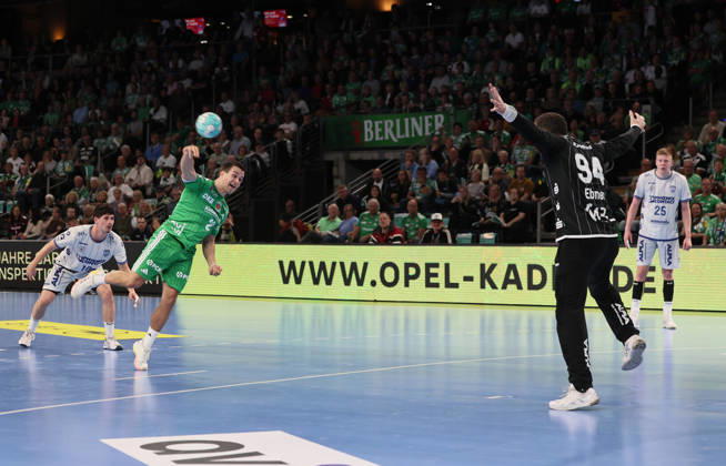 GER HBL 2026–2027 Season: Füchse Berlin vs. TBV Lemgo, October 11, 2026, MAX SCHMELING HALLE, Berlin, Tim FREIHÖFER of Füchse Berlin 20 takes a seven-meter throw against Domenico EBNER of TBV Lemgo Lippe 94, penalty throw