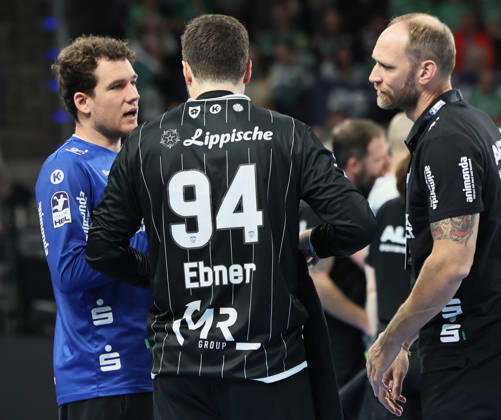 GER HBL 2026–2027 Season: FÜCHSE Berlin vs. TBV Lemgo, October 11, 2026, MAX SCHMELING HALL, Berlin, Constantin MÖSTL of TBV Lemgo Lippe 1 and Domenico EBNER of TBV Lemgo Lippe 94 in conversation with Matthias STRUCK, assistant coach of TBV Lemgo Lippe
