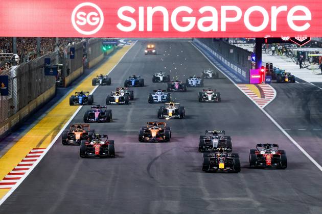 Start, VERSTAPPEN Max (NLD), Red Bull Racing Ford RB22, portrait, Singapore 2026; HAMILTON Lewis (GBR), Scuderia Ferrari SF 26, portrait, Singapore 2026; 03 VERSTAPPEN Max (NLD), Red Bull Racing Ford RB22, action, 16 LECLERC Charles mco, Scuderia Ferrari SF 26, action, 44 HAMILTON Lewis GBR, Scuderia Ferrari SF 26, action, start of the race, departure, during the 2026 Formula 1 Singapore Grand Prix, the 17th round of the 2026 Formula One World Championship from October 9 to 11, 2026 on the Marina Bay Street Circuit in Singapore, Singapore. Photo by Julien Delfosse, DPPI Singapore