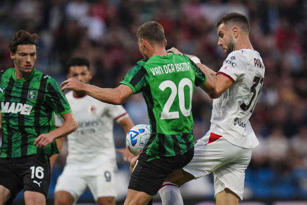 Milan s Strahinja Pavlovic fights for the ball with Sassuolo™s Ignace Van der Brempt during the Serie A soccer match between Sassuolo and Milan at the Mapei Stadium in Reggio Emilia, north Italy - Sunday, October 11, 2026 - Copyright: xMassimoxPaolone LaPressex