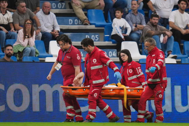Milan s Matteo Gabbia leaves the field injured during the Serie A soccer match between Sassuolo and Milan at the Mapei Stadium in Reggio Emilia, north Italy - Sunday, October 11, 2026 - Copyright: xMassimoxPaolone LaPressex