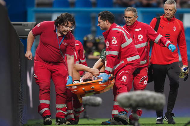 Sport Bilder des Tages Milan s Matteo Gabbia leaves the field injured during the Serie A soccer match between Sassuolo and Milan at the Mapei Stadium in Reggio Emilia, north Italy - Sunday, October 11, 2026 - Copyright: xMassimoxPaolone LaPressex