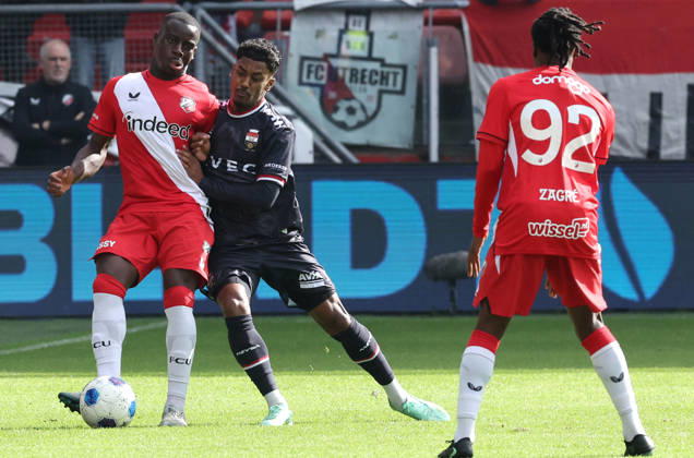 UTRECHT FC Utrecht forward Yoan Cathline and Willem II forward Jaden Slory during the Vriendenloterij Eredivisie match between FC Utrecht and Willem II at Stadion Galgenwaard on October 11, 2026, in Utrecht, Netherlands PETER LOUS EYE4IMAGES DeFodi Images