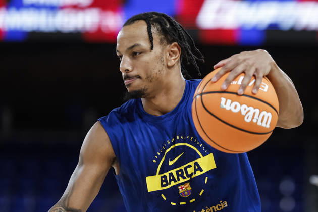 October 11, 2026, Barcelona, Barcelona, Spain: Juntin Robinson of FC Barcelona, Barca warms up during the Spanish League, Liga ACB Endesa, basketball match played between FC Barcelona and Valencia Basket at Palau Blaugrana on October 11, 2026 in Barcelona, Spain. Barcelona Spain - ZUMAa181 20261011_zaa_a181_158 Copyright: xJavierxBorregox
