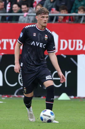 UTRECHT Willem II defender Maxim Dekker during the Vriendenloterij Eredivisie match between FC Utrecht and Willem II at Stadion Galgenwaard on October 11, 2026, in Utrecht, the Netherlands PETER LOUS EYE4IMAGES DeFodi Images