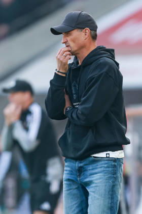 1 Bundesliga 26 27 1 FC Cologne vs. Borussia Mönchengladbach on October 11, 2026, at the RheinEnergieSTADION in Cologne; Coach Alexander Blessin; Mönchengladbach: dissatisfied, disappointed, disheartened, dejected MH