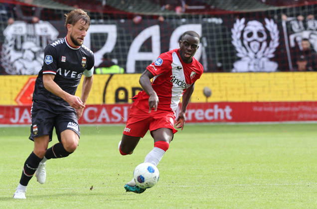 UTRECHT: Willem II defender Hidde Ter Avest and FC Utrecht forward Yoan Cathline during the Vriendenloterij Eredivisie match between FC Utrecht and Willem II at Stadion Galgenwaard on October 11, 2026, in Utrecht, Netherlands. PETER LOUS EYE4IMAGES DeFodi Images
