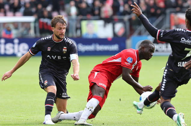 UTRECHT: Willem II defender Hidde Ter Avest and FC Utrecht forward Yoan Cathline during the Vriendenloterij Eredivisie match between FC Utrecht and Willem II at Stadion Galgenwaard on October 11, 2026, in Utrecht, the Netherlands. PETER LOUS EYE4IMAGES DeFodi Images