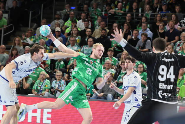 GER HBL 2026–2027 Season: Füchse Berlin vs. TBV Lemgo, October 11, 2026, MAX SCHMELING HALLE, Berlin, Matthes LANGHOFF of Füchse Berlin 25 breaks through on the left wing and scores against Domenico EBNER of TBV Lemgo Lippe 94