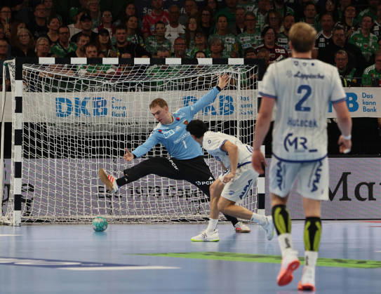 GER HBL 2026–2027 Season: Füchse Berlin vs. TBV Lemgo, October 11, 2026, MAX SCHMELING HALLE, Berlin; Lasse LUDWIG of Füchse Berlin 1 is unable to stop the penalty throw by Lukas HUTECEK of TBV Lemgo Lippe 2