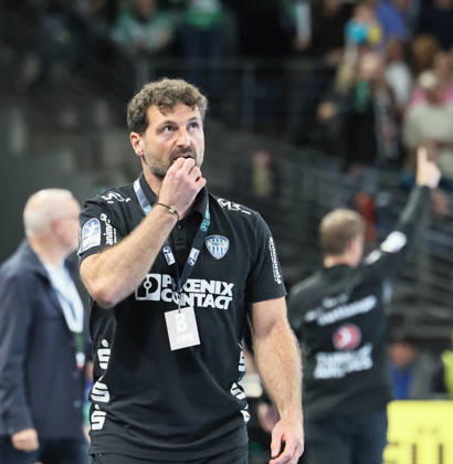GER HBL Season 2026–2027: FÜCHSE Berlin vs. TBV Lemgo, October 11, 2026, MAX SCHMELING HALLE, Berlin; Florian KEHRMANN, coach of TBV Lemgo Lippe, looks skeptically at the scoreboard, standing on the sideline