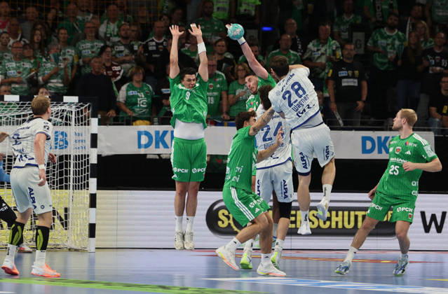 GER HBL Season 2026–2027 Füchse Berlin vs. TBV Lemgo, October 11, 2026, MAX SCHMELING HALLE, Berlin, Hendrik WAGNER of TBV Lemgo Lippe scores 28 with the last shot before halftime; Mijajlo MARSENIC of Füchse Berlin 93 blocks it with one hand—great defensive play