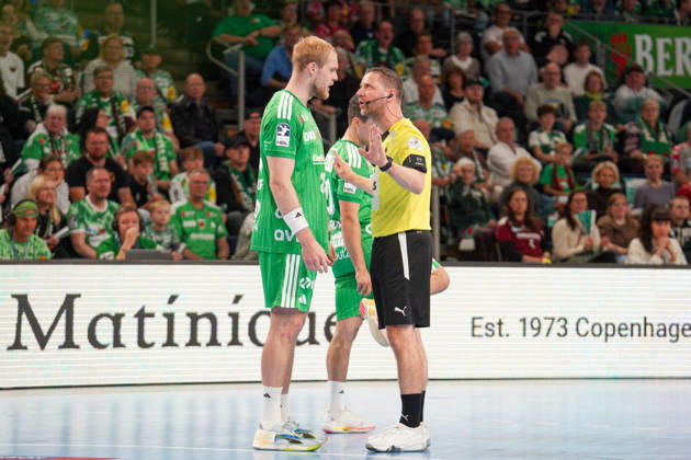Pictured: Referee talking with Matthes Langhoff of Füchse Berlin, November 25, 2026; Füchse Berlin vs. TVB Lemgo Lippe, HBL, Handball Bundesliga, 2026–27 season, Max Schmeling Halle Copyright: HMBxMedia xPascalxSpanehl