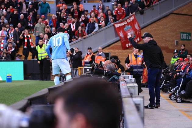 Liverpool gegen Manchester City, 11. Oktober 2026, Premier League: Liverpool gegen Manchester City. Ein Liverpool-Fan schreit und gestikuliert in Richtung von Rayan Cherki von Manchester City. Foto: Simon Stacpoole, Offside Liverpool, Großbritannien Copyright: xSimonxStacpoolexOffside