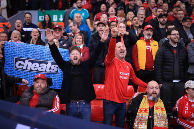 Liverpool gegen Manchester City, 11. Oktober 2026, Premier League: Liverpool gegen Manchester City – Liverpool-Fans halten ein Transparent hoch, auf dem sie sich zu dem Urteil wegen finanzieller Verfehlungen von Manchester City äußern. Foto: Simon Stacpoole, Offside Liverpool, Großbritannien Copyright: xSimonxStacpoolexOffside