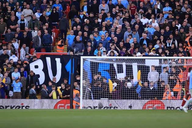 Liverpool gegen Manchester City, 11. Oktober 2026, Premier League: Liverpool gegen Manchester City – Fans von Manchester City entrollen ein Transparent, auf dem sie das Urteil wegen ihrer Verstöße gegen die Finanzregeln kritisieren. Foto: Simon Stacpoole, Offside Liverpool UK Copyright: xSimonxStacpoolexOffside