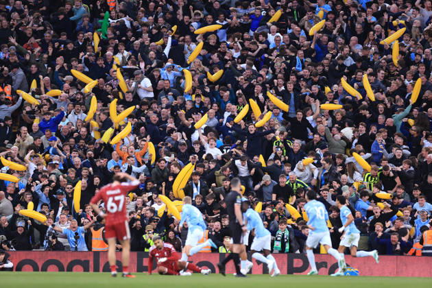 Liverpool gegen Manchester City, 11. Oktober 2026, Premier League, Liverpool gegen Manchester City: Fans von Manchester City feiern Erling Haalands™ Tor mit aufblasbaren Bananen. Foto: Simon Stacpoole, Offside Liverpool UK Copyright: xSimonxStacpoolexOffside