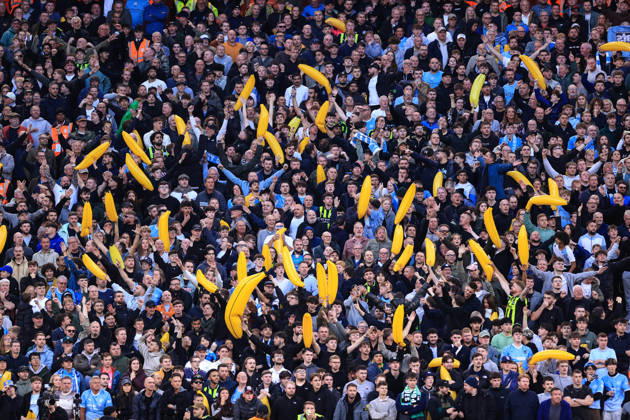 Liverpool gegen Manchester City, 11. Oktober 2026, Premier League, Liverpool gegen Manchester City, Fans von Manchester City halten aufblasbare Bananen hoch, Foto: Simon Stacpoole, Offside, Liverpool, Großbritannien Copyright: xSimonxStacpoolexOffside