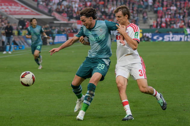 From left: Joe Scally (Mönchengladbach) and Borna Sosa (Cologne) in a one-on-one battle 29 3 11 10 2026 ¢ Soccer ¢ 1. FC Cologne vs. Borussia Mönchengladbach, RheinEnergieStadion, Cologne, DFB and DFL regulations prohibit any use of photographs as image sequences and or quasi-video. NRW, Germany Copyright: xpepphotox xHorstxMauelshagenx pep00321, pep_20261011_hm