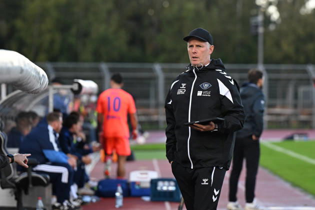 October 11, 2026, GER, Soccer, Regionalliga Nord, Matchday 13, 2026–2027 Season, Oldenburg, Marschweg Stadium, VfB Oldenburg vs. BSV Kickers Emden Marius EBBERS, VfB Oldenburg assistant coach, holding an iPad Oldenburg, Marschweg Stadium, Lower Saxony, Germany Copyright: xnordphotoxGmbHx xRojahnx