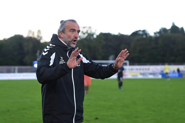 October 11, 2026, GER, Soccer, Regionalliga Nord, Matchday 13, 2026–2027 Season, Oldenburg, Marschweg Stadium, VfB Oldenburg vs. BSV Kickers Emden. Take it easy, guys. Dario FOSSI, VfB Oldenburg Coach, Oldenburg, Marschweg Stadium, Lower Saxony, Germany Copyright: xnordphotoxGmbHx xRojahnx