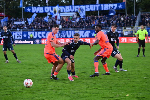 October 11, 2026, GER, Soccer, Regionalliga Nord, Matchday 13, 2026–2027 Season, Oldenburg, Marschweg Stadium, VfB Oldenburg vs. BSV Kickers Emden Rafael BRAND VfB Oldenburg 8 Luc IHORST BSV Kickers Emden 14 Ayukayoh MENGOT BSV Kickers EMDEN 7 Oldenburg Marschweg Stadium Lower Saxony Germany Copyright: xnordphotoxGmbHx xRojahnx