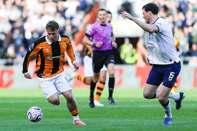 KINGSTON UPON HULL, ENGLAND, OCTOBER 11: Joe Gelhardt of Hull City (L) dribbles the ball away from Michael Keane of Everton FC (R) during a Premier League 2026-27 match between Hull City and Everton FC at the MKM Stadium on October 11, 2026 in Kingston Upon Hull, England. (Photo by Zach Forster Sports Press Photo) Copyright: xZachxForster SportsxPressxPhotox Sportspressphoto_SPR252487