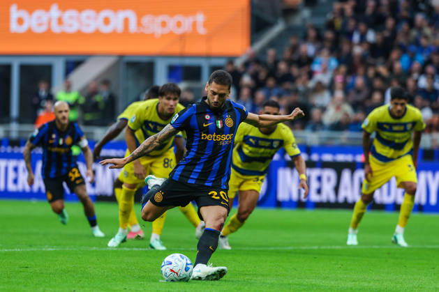 Hakan Calhanoglu of FC Internazionale scores a penalty during Serie A Enilive 2026 27 football match between FC Internazionale and Parma Calcio 1913. Italy Copyright: xBEAUTIFULxSPORTS Carabellix