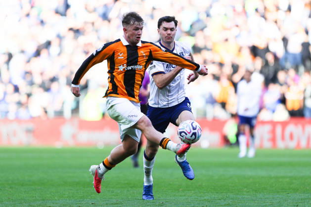 KINGSTON UPON HULL, ENGLAND, OCTOBER 11: Joe Gelhardt of Hull City (L) controls the ball away from Michael Keane of Everton FC (R) during a Premier League 2026-27 match between Hull City and Everton FC at the MKM Stadium on October 11, 2026 in Kingston Upon Hull, England. (Photo by Zach Forster Sports Press Photo) Copyright: xZachxForster SportsxPressxPhotox Sportspressphoto_SPR252510